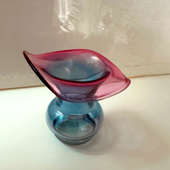 Dunbar Flint 2 Tone Ombre Ruffle Edge Handblown Glass Bud Vase Mini 3" Blue Pink - Picture 4 of 9